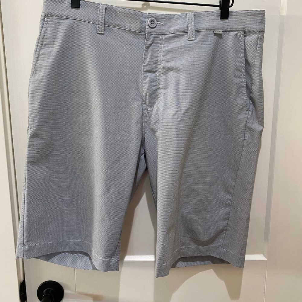 TravisMathew Mens Grey White Micro Stripe Golf Shorts Size 36 Performance